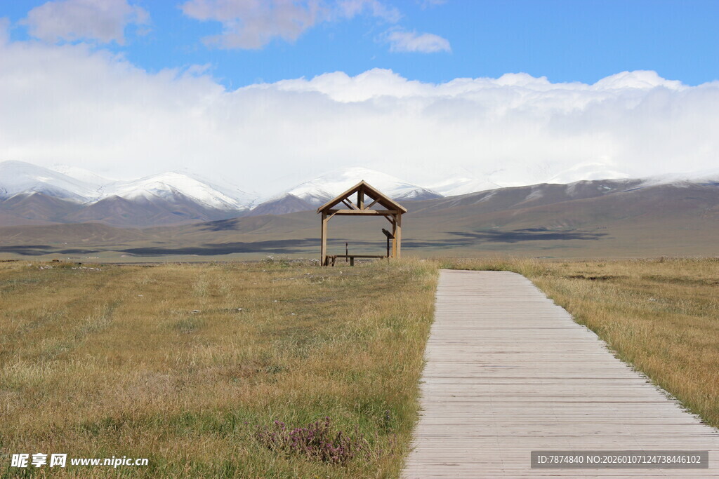 草原木径旁的小屋