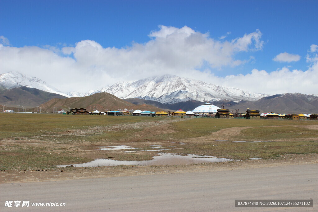 雪山下的开阔草原风光