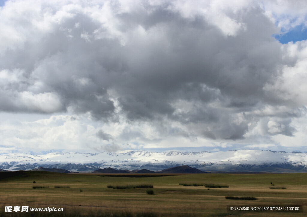 草原上空的厚重云层
