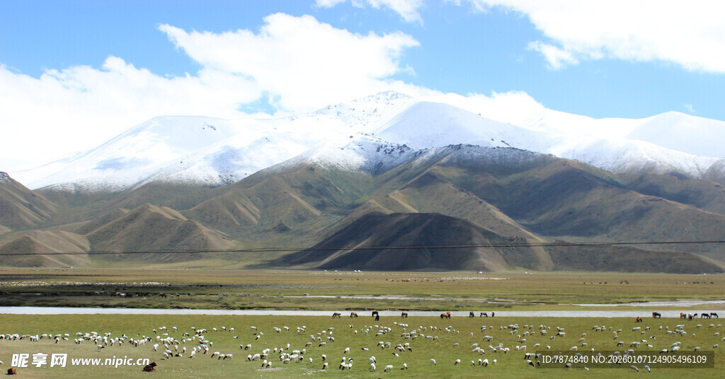草原山峦间的蓝天白云