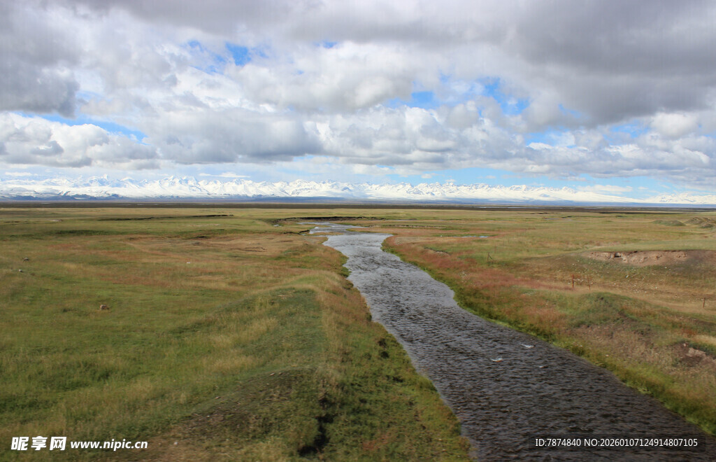广袤草原间的蜿蜒小河