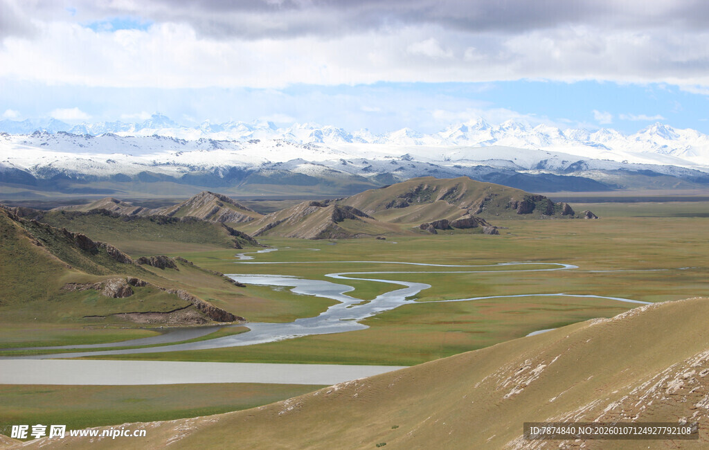 草原蜿蜒河流壮美风光