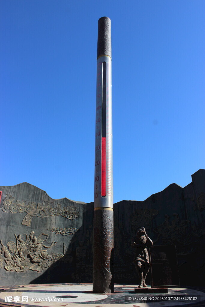 高耸三色立柱于开阔之地