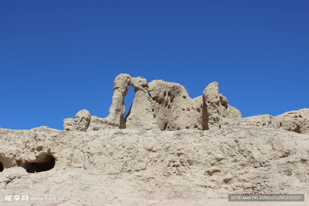 沙漠中的古老石砌遗迹