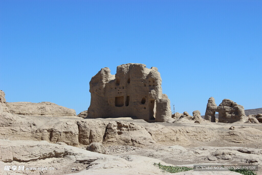 沙漠中的古老建筑遗迹