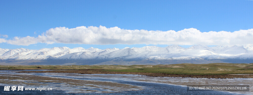 辽阔草原上的蓝天白云