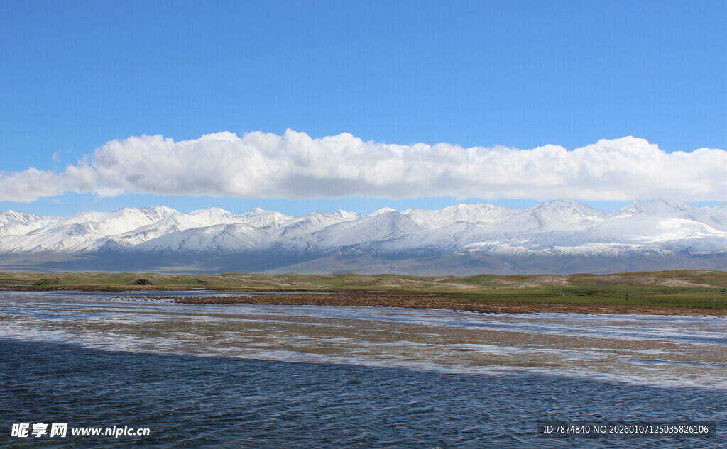 广阔草原与蓝天白云美景