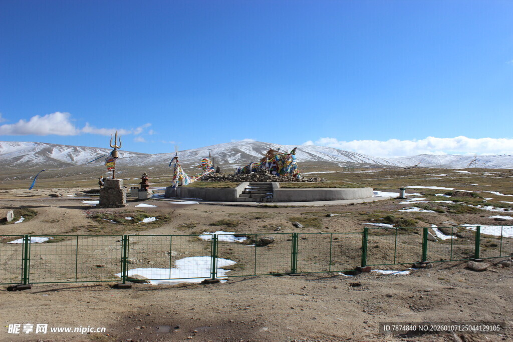 雪山下的古老遗址景观