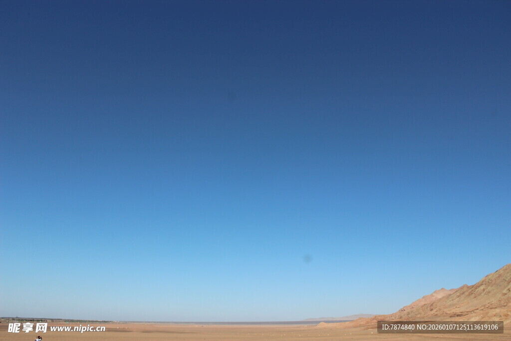 广阔沙漠上的湛蓝天空