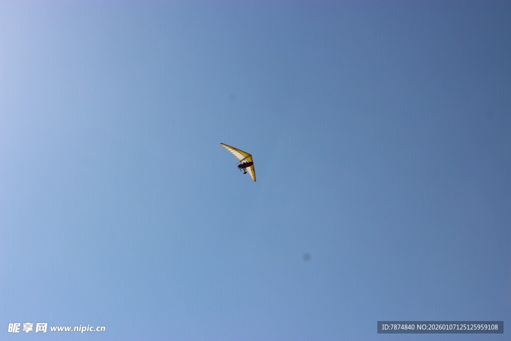 蓝天下翱翔的多彩风筝