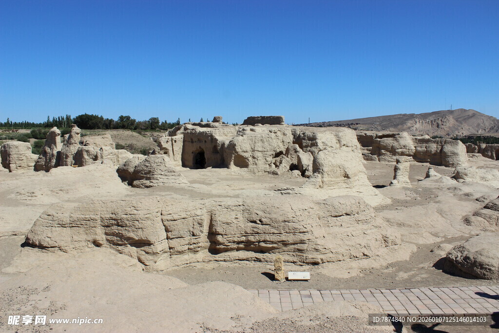 沙漠中的古老遗迹景观