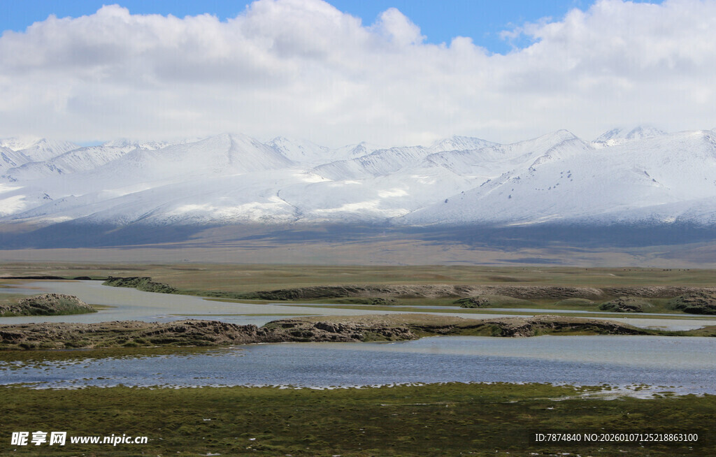 草原湖泊壮丽风光