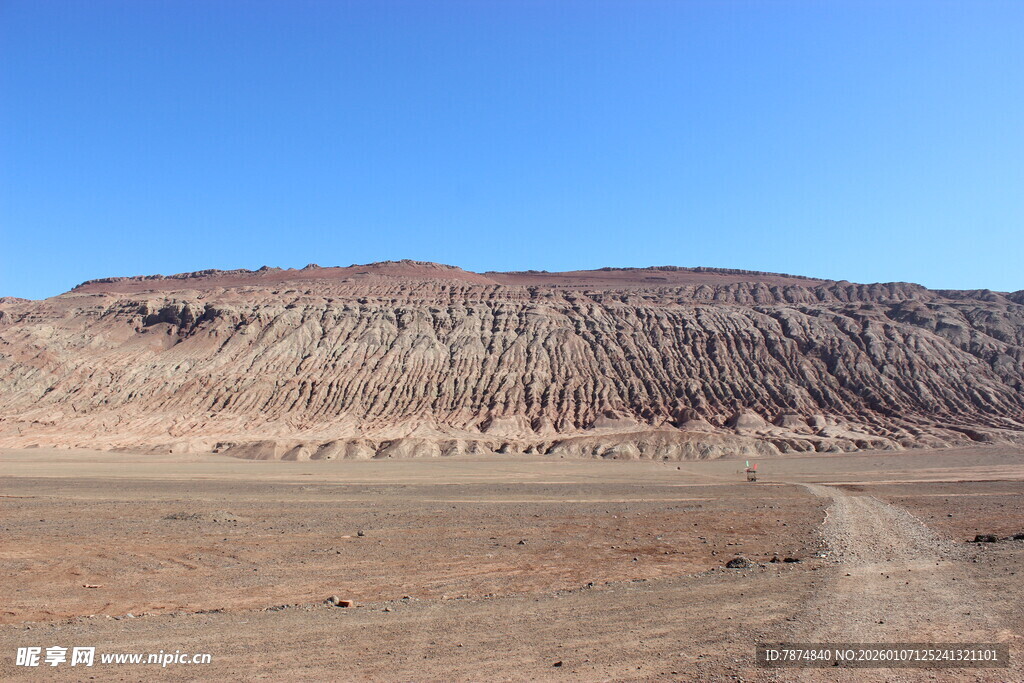 荒凉沙漠中的土丘景观