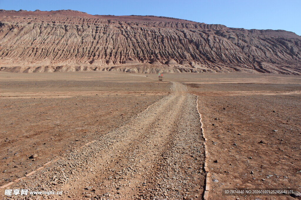 荒漠中的蜿蜒车辙之路