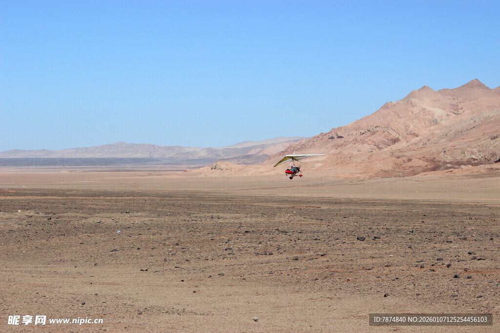 沙漠上空的热气球