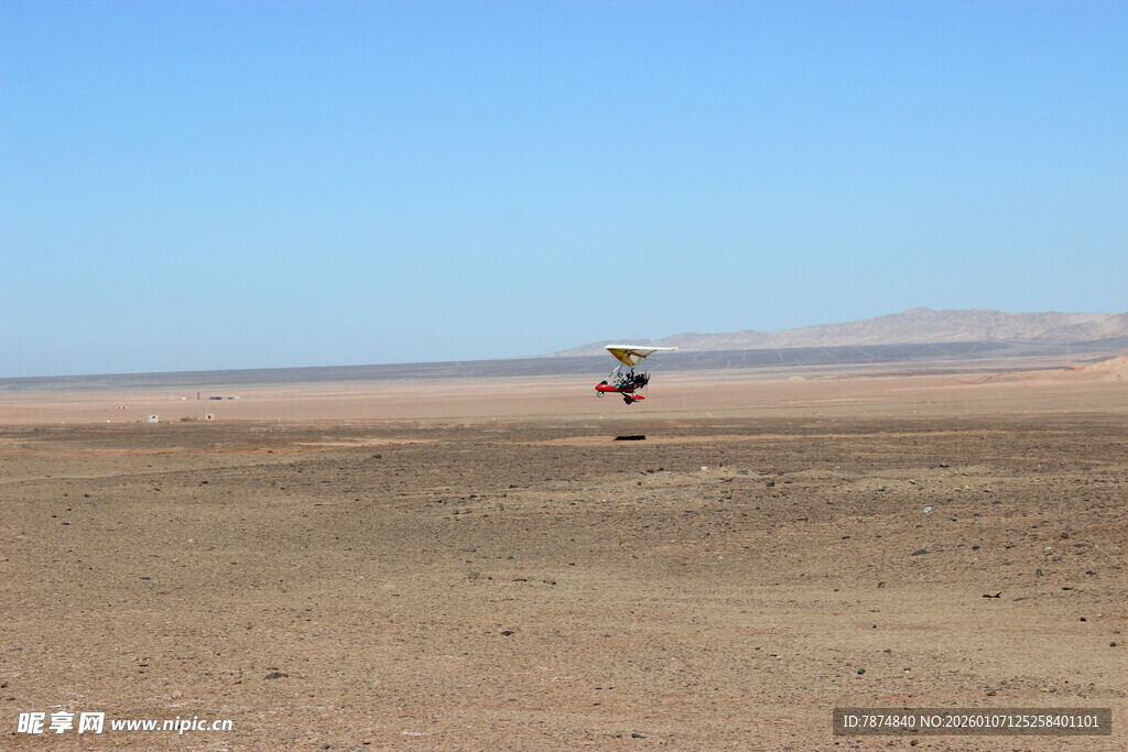 沙漠中孤独的车辆