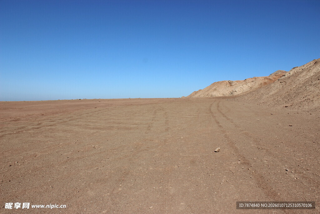 广袤沙漠中的车辙痕迹