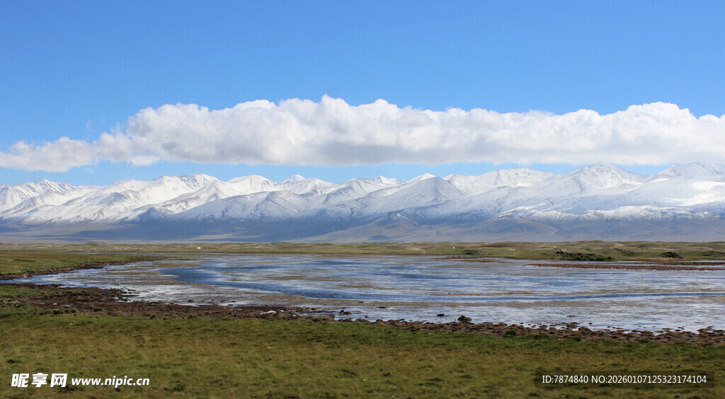 草原湖泊与蓝天白云美景