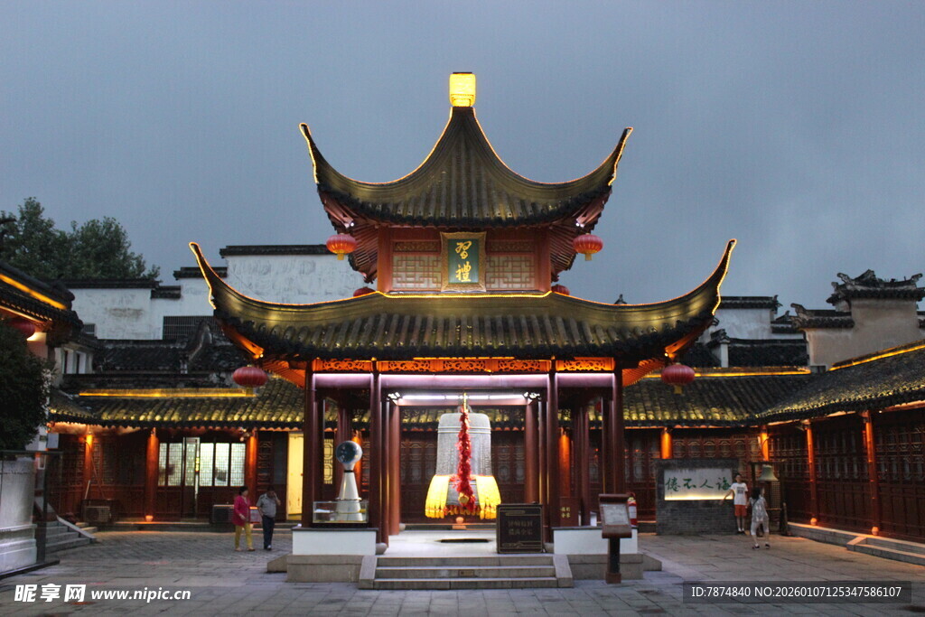 中式古建庙宇夜景