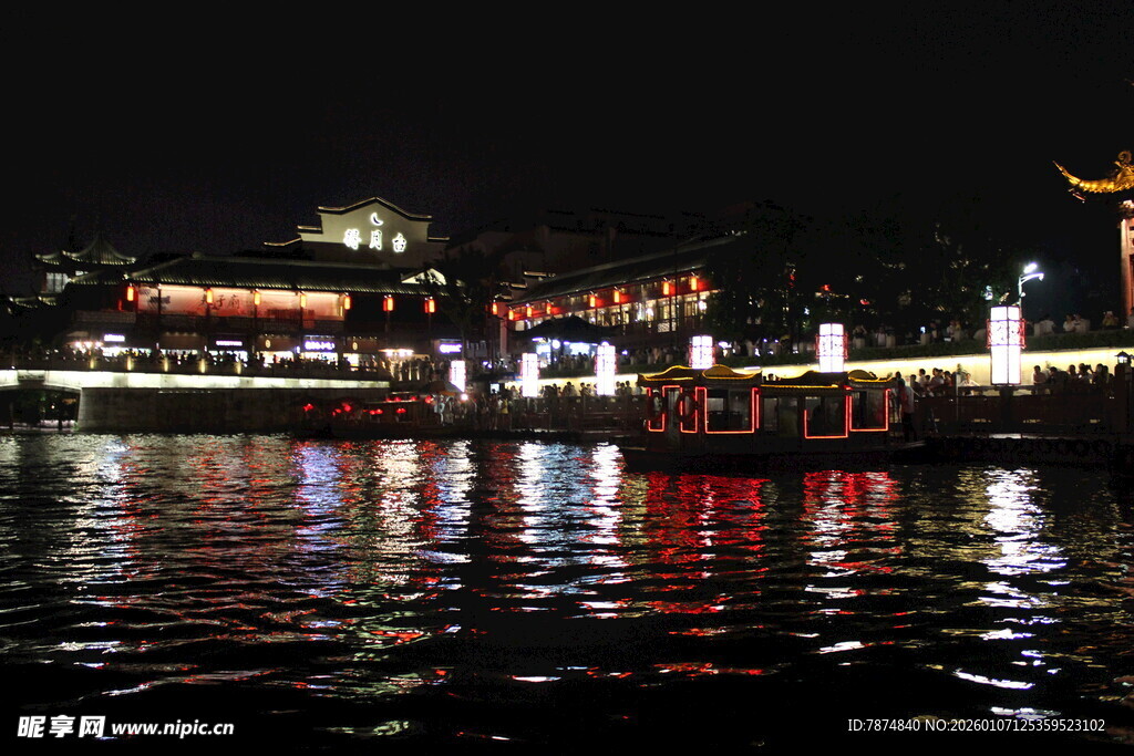 夜晚河畔璀璨灯光美景