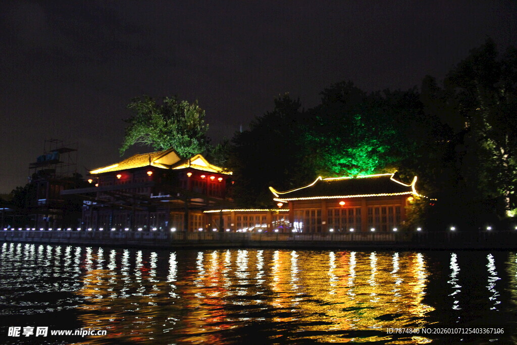 湖畔古建夜景璀璨迷人