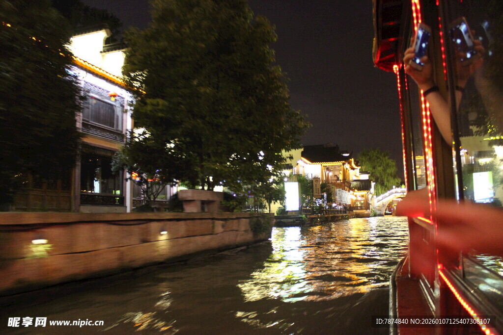夜航船中赏河畔夜景