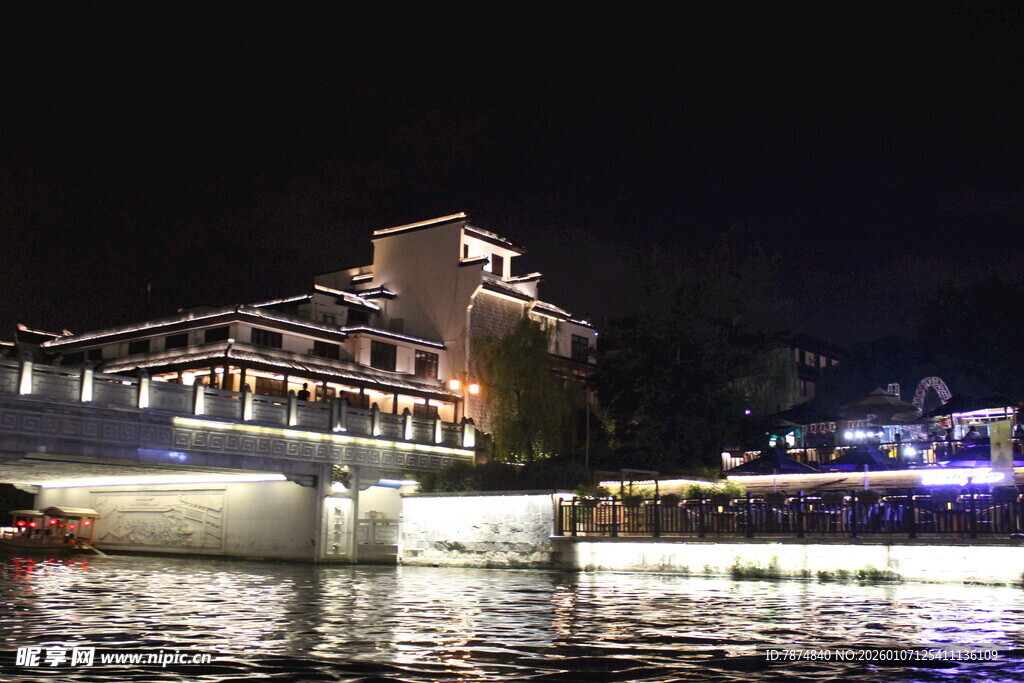 夜晚河畔璀璨灯光下的桥