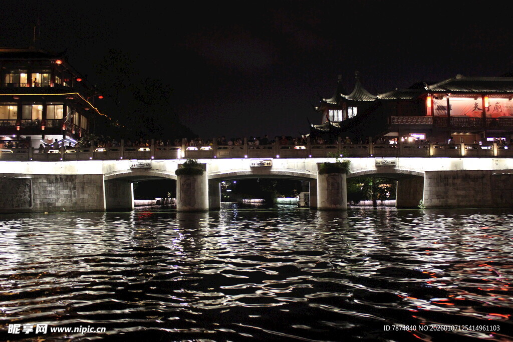 夜晚河畔桥梁璀璨夜景