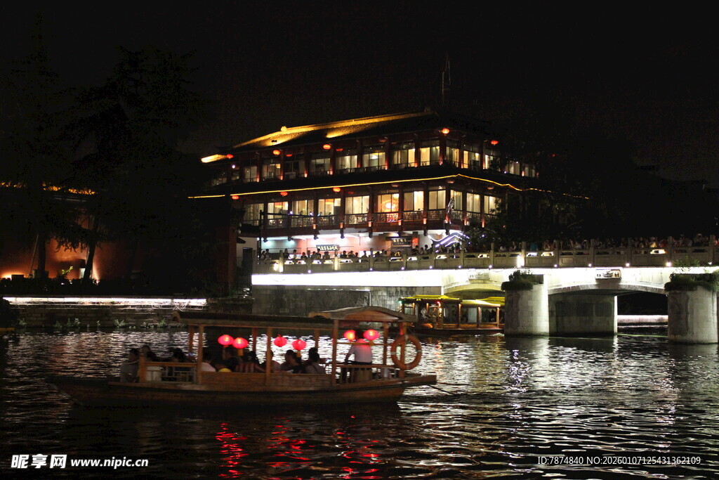 夜晚河畔璀璨灯光的建筑