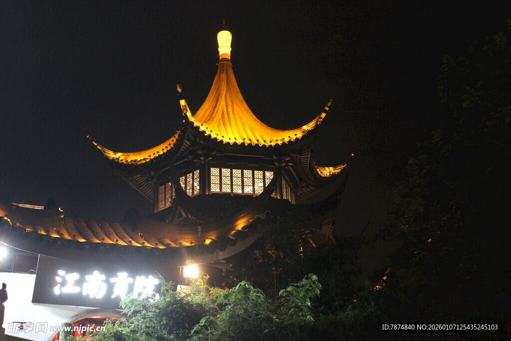 夜晚中式塔楼景观