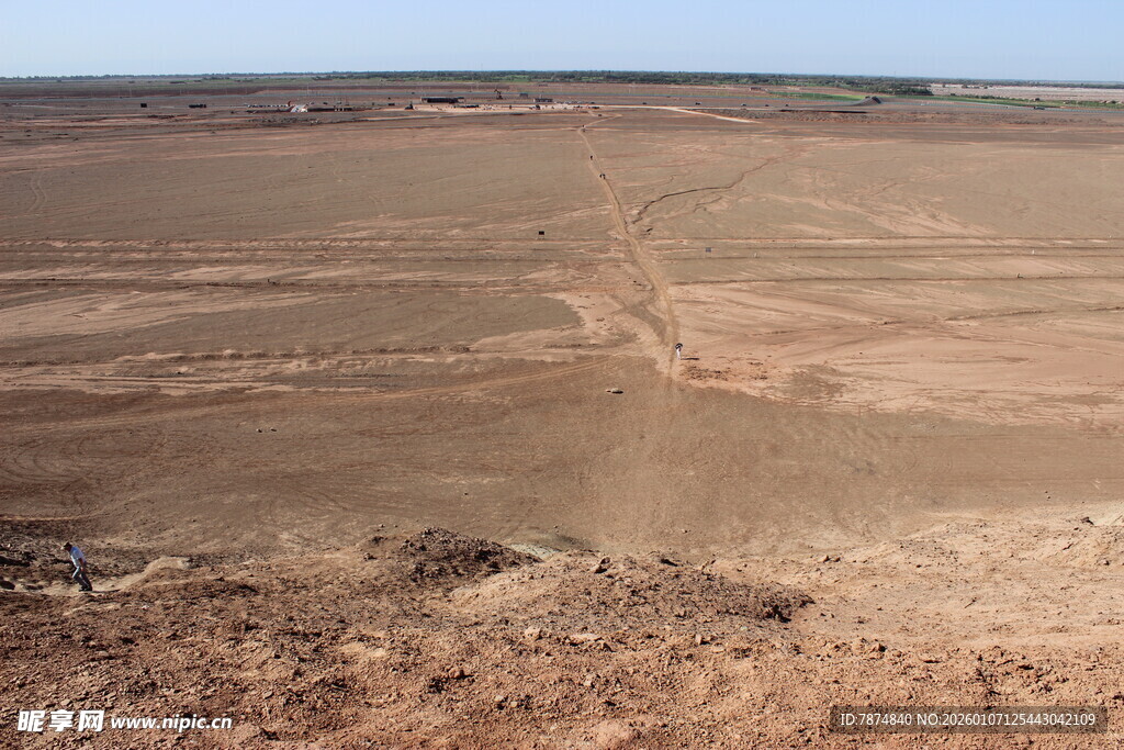 广袤荒凉的开阔土地