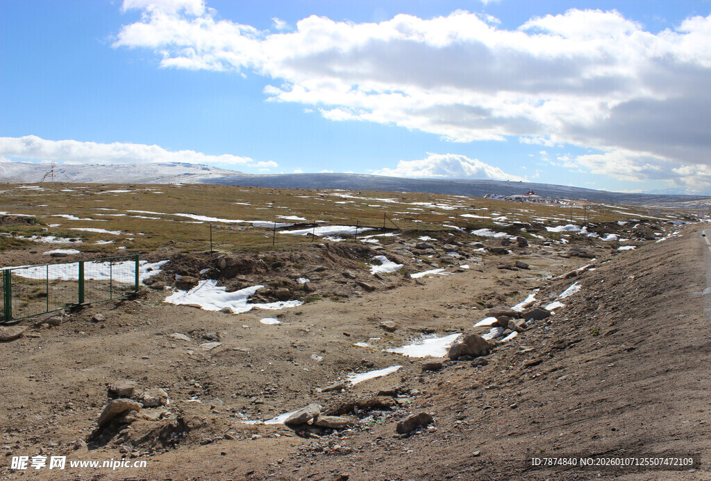 荒凉旷野中的泥泞道路