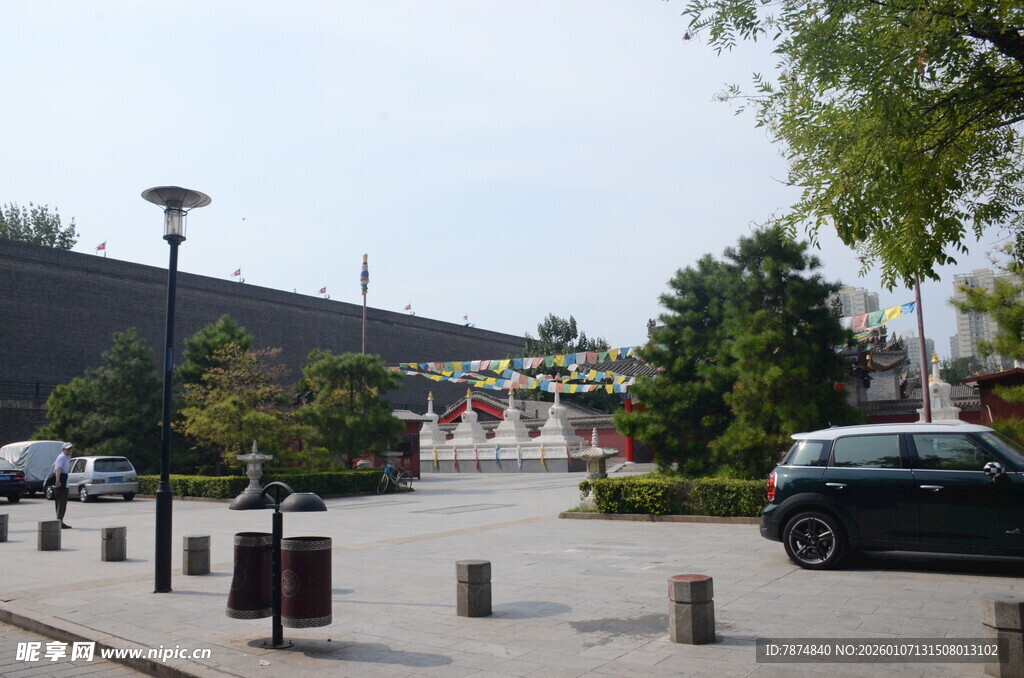 城市街道停放车辆景观