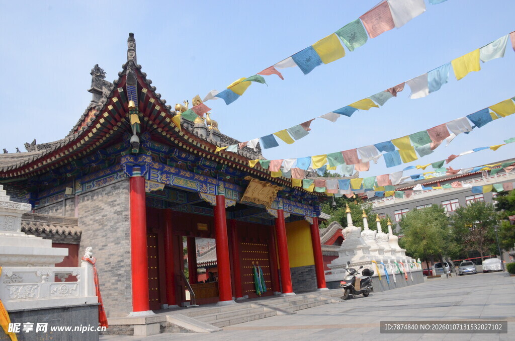 藏式风格庙宇 五彩经幡飘扬