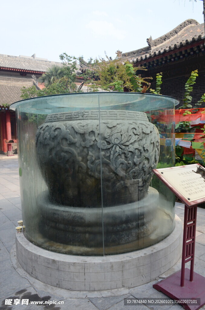 古老大鼎展示于庭院