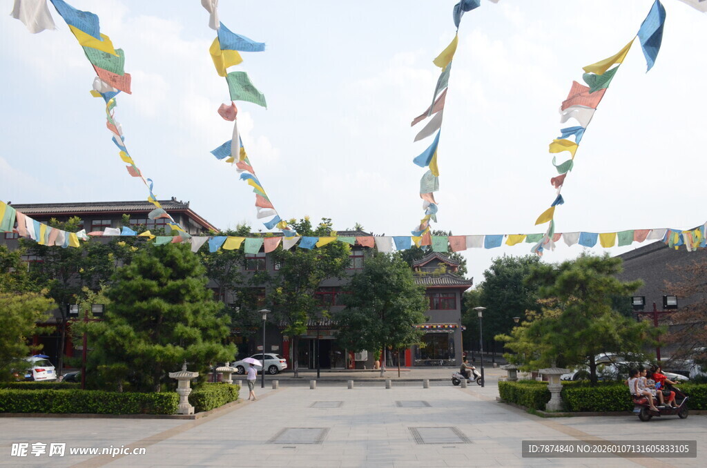 古建前飘扬的多彩经幡