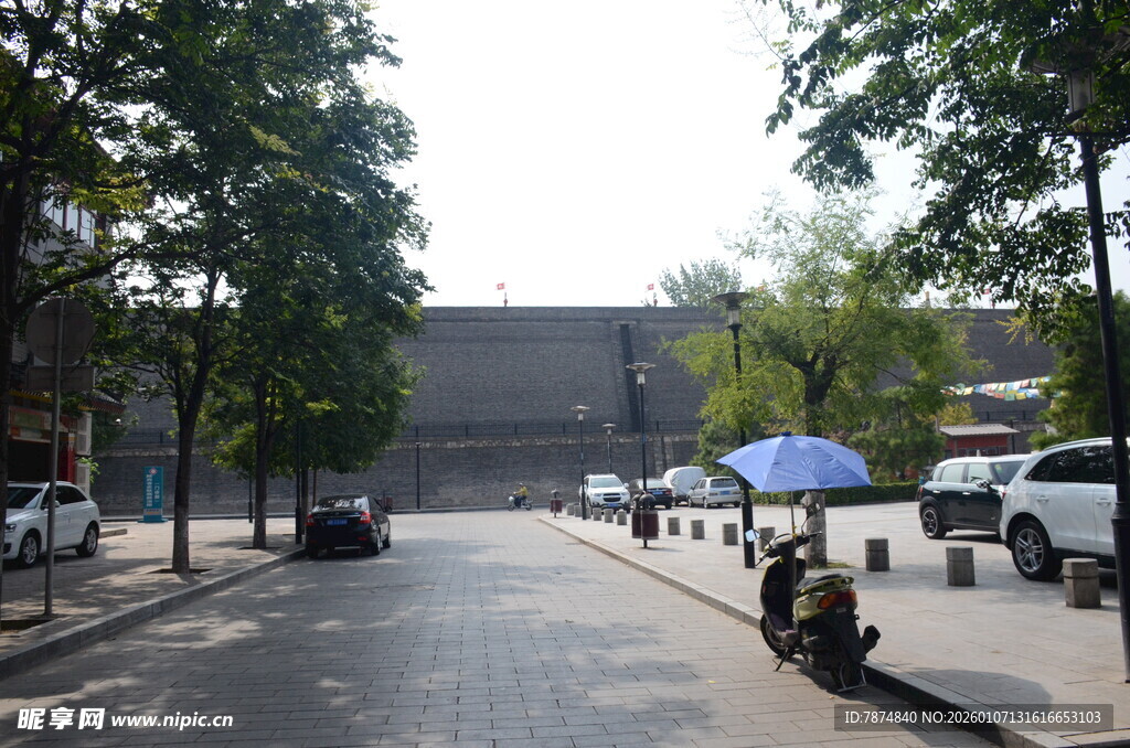 城市街道旁的日常景象