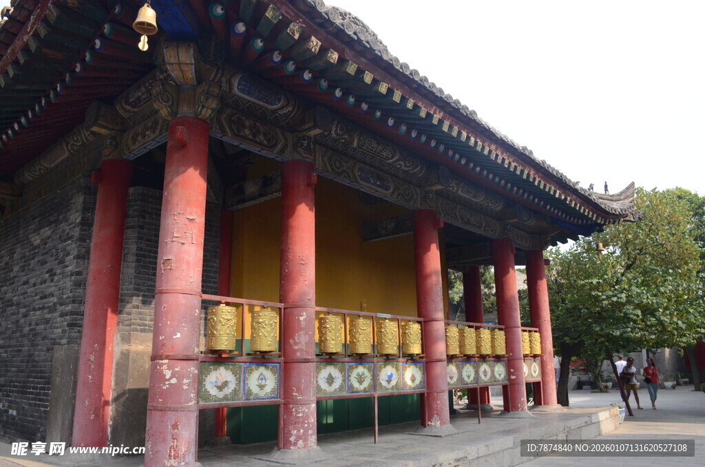 中式古建筑 红柱黄墙屋檐