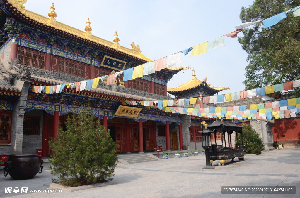 藏式寺庙挂经幡景观