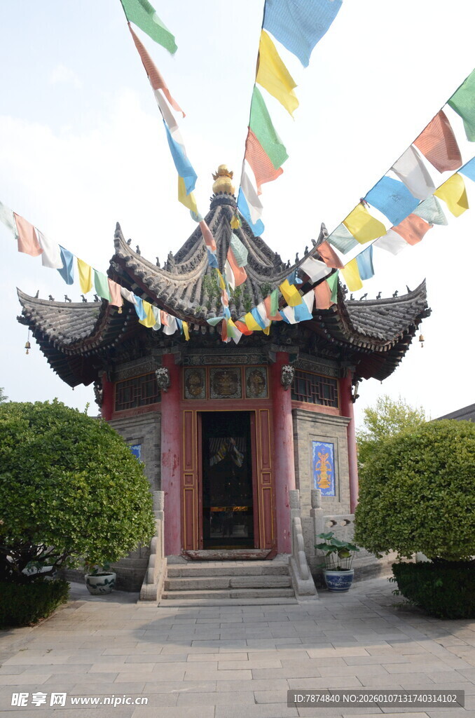 中式古亭与五彩经幡