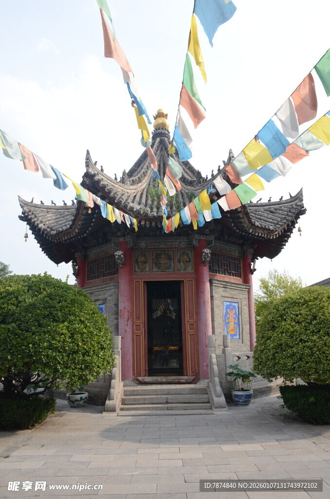 古亭挂经幡 尽显藏域风情