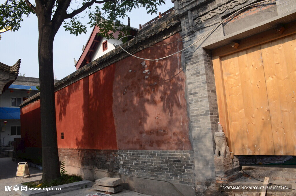 古旧红墙与木质门板景象