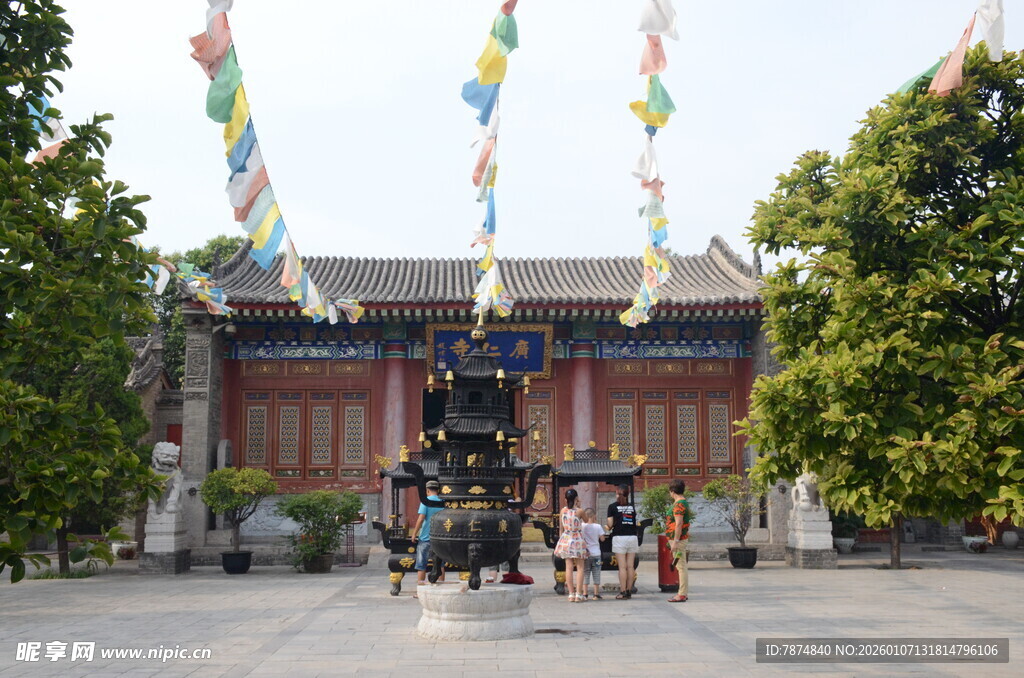 古建前飘扬彩幡的热闹场景