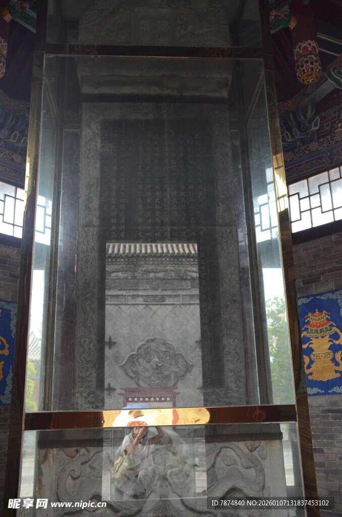 古老石碑置于室内空间