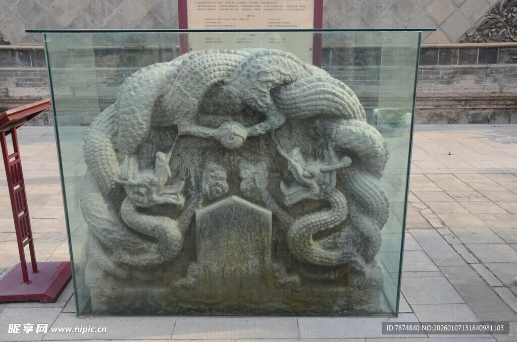 玻璃中的精美雕塑图案