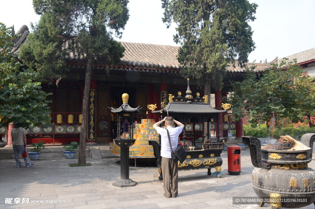 古寺前的游客与传统建筑