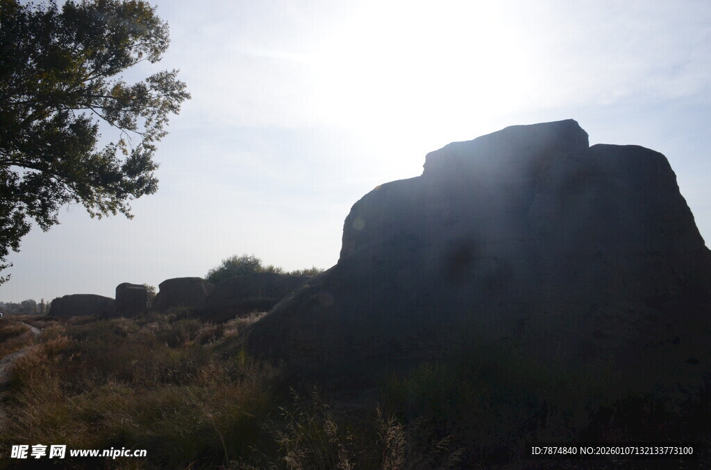 阳光下的岩石景观