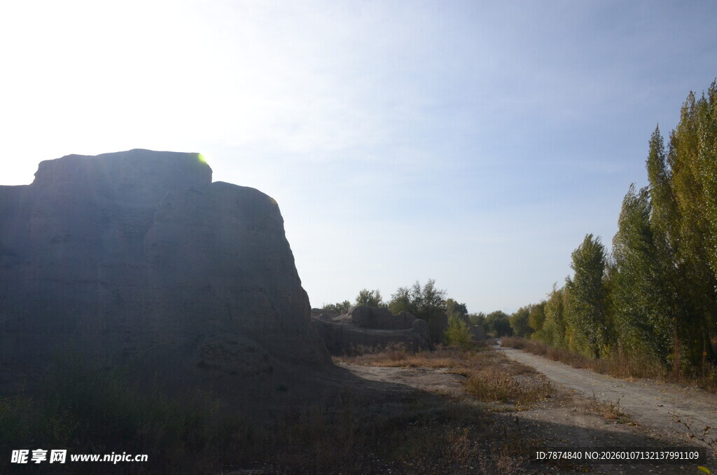 荒野中的古老石堆与道路