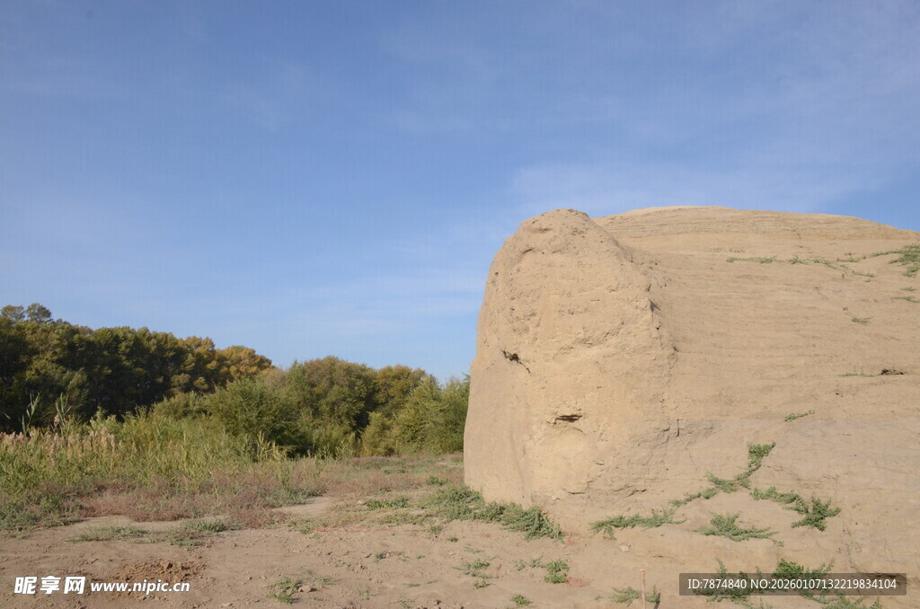 荒野中的古老土堆遗迹