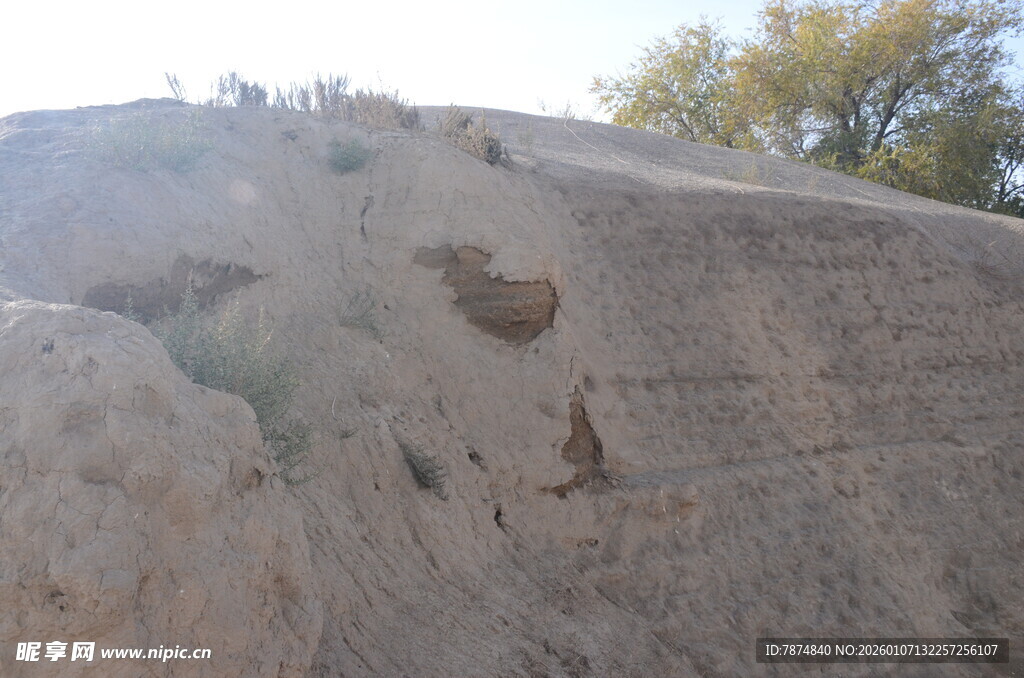 古老石壁上的神秘痕迹